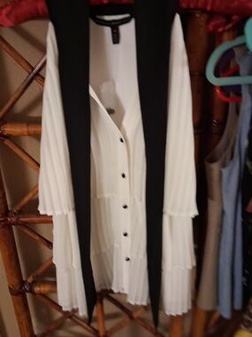 WHITE HOUSE BLACK MARKET White Pleated Button-Front Blouse with Black Long Tie